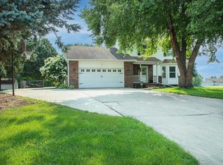 210 Country Heights Dr, Sumner, IA 50674
