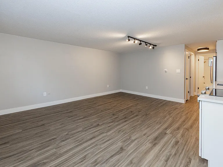 758 Clarkson — Photo 17