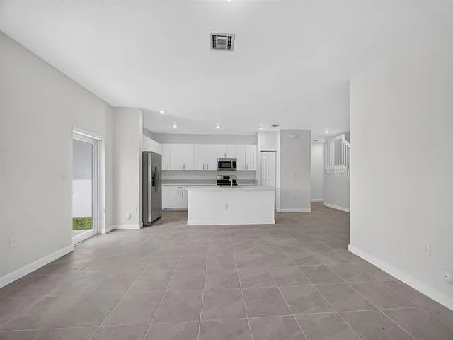 5 bed, 2.5 bath, 5000 sqft, $4,500 — Photo 2