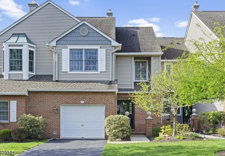 78 Kent Dr — Photo 1