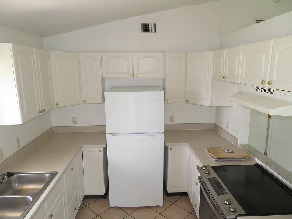Kitchen w/Like New Appliances