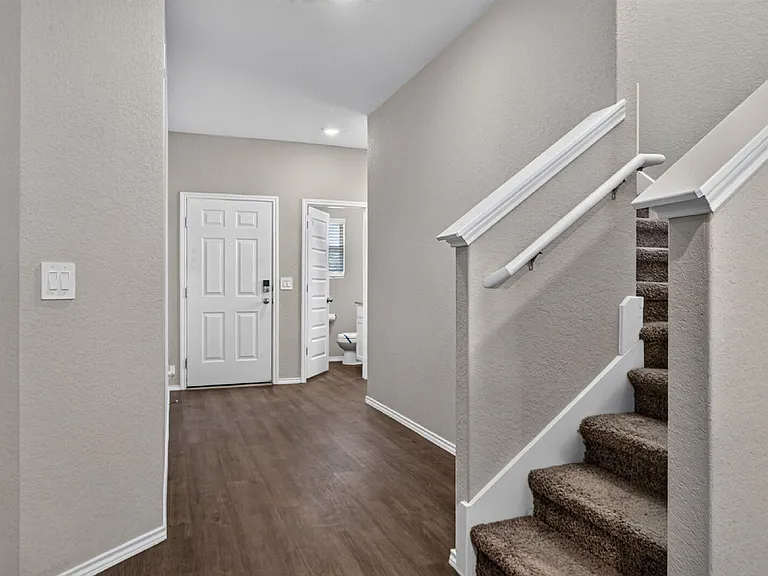 579 Jennifer Way — Photo 4