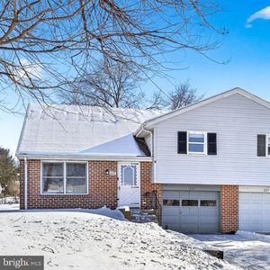 223 Colonial Dr, Akron, PA, 17501