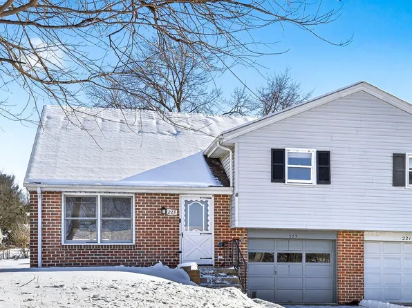 223 Colonial Dr, Akron, PA 17501