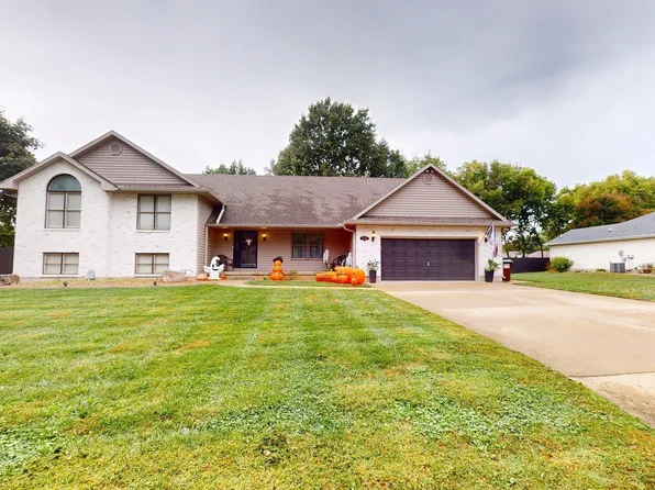 1553 N Hedge Apple Dr, Sedalia, MO 65301