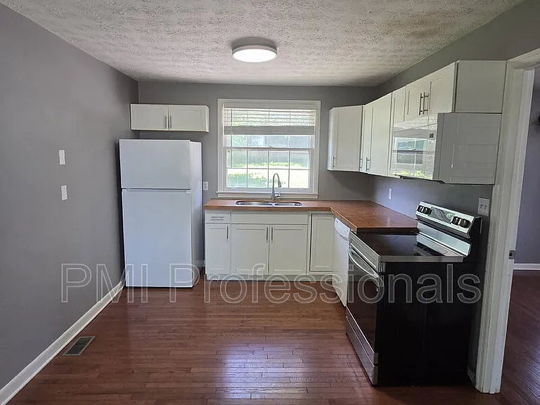 218 Walcott Dr — Photo 3