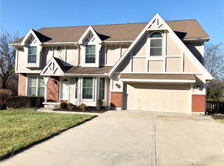 522 S Bittersweet Ln, Lansing, KS 66043