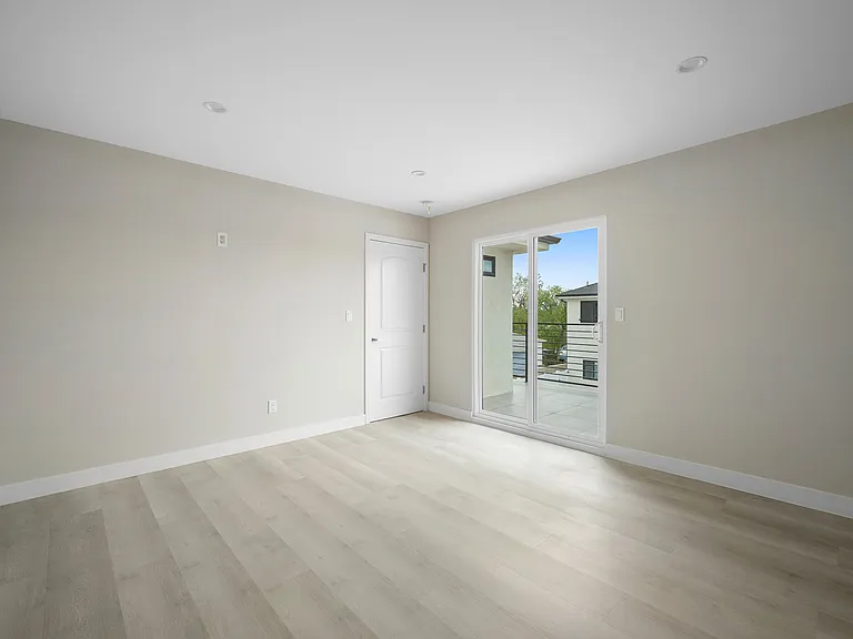 11217 Cohasset St — Photo 10