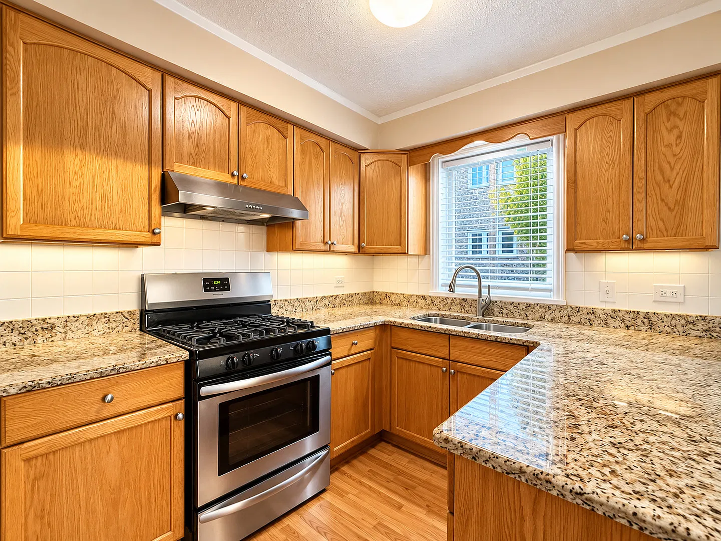 3 bed, 1200 sqft, $2,200 — Photo 2