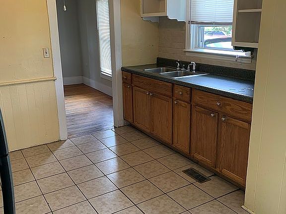 Kitchen w/ ceramic tile flr