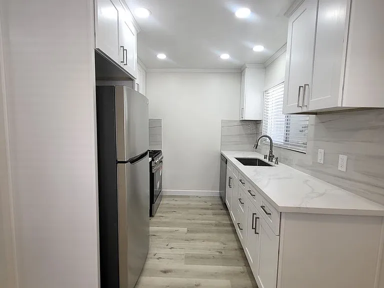 Reynard Canyon Apartments — Photo 3