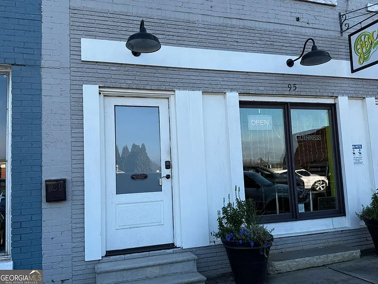 95 W Franklin St #B — Photo 2
