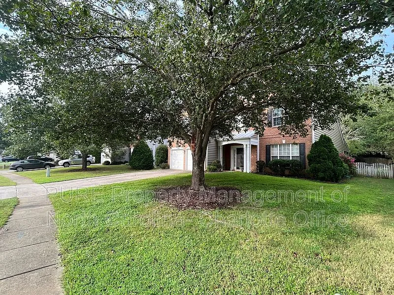 3 bed, 2.5 bath, 2390 sqft, $2,699 — Photo 3