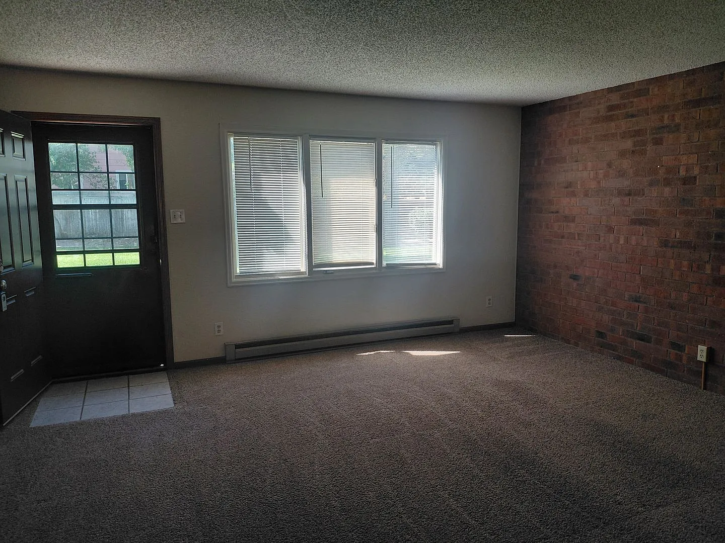 All Prospective Tenants Must Submit An Online Application And Be Pre-Qualified Prior To Any Showi... — Photo 2