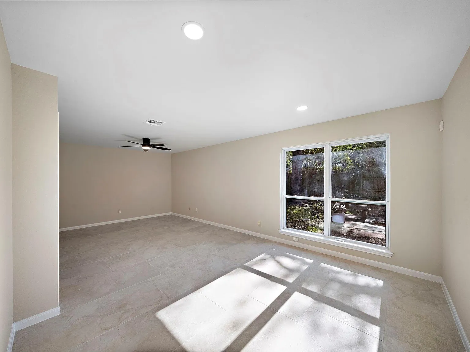 3 bed, 2.0 bath, 1767 sqft, $2,100 — Photo 4