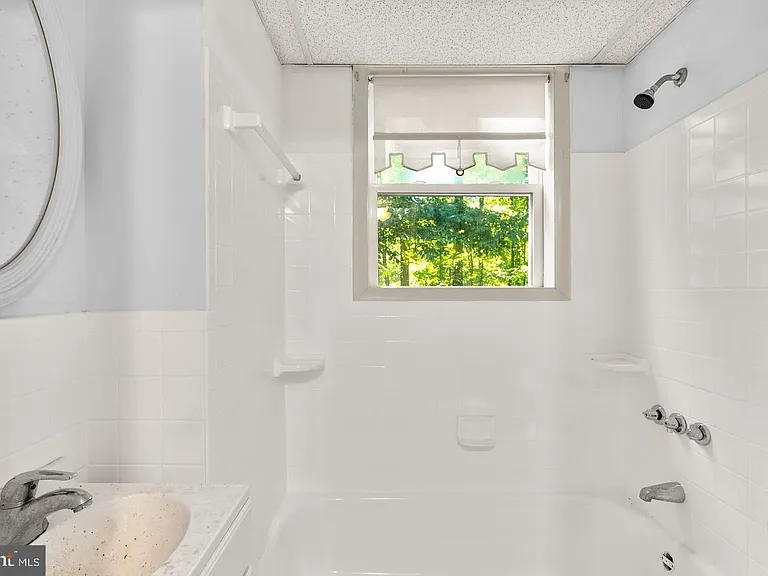 9409 Croom Acres Dr — Photo 25