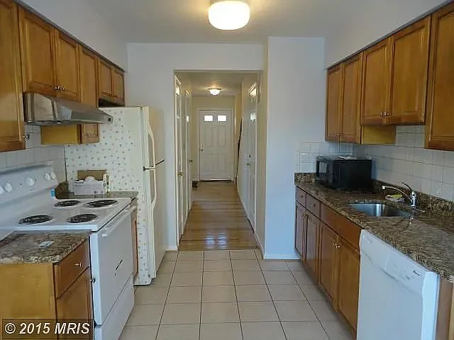 605 Whitcliff Ct — Photo 2