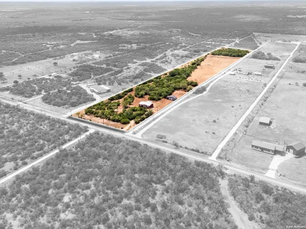 1979 County Road 651, Devine, TX 78016