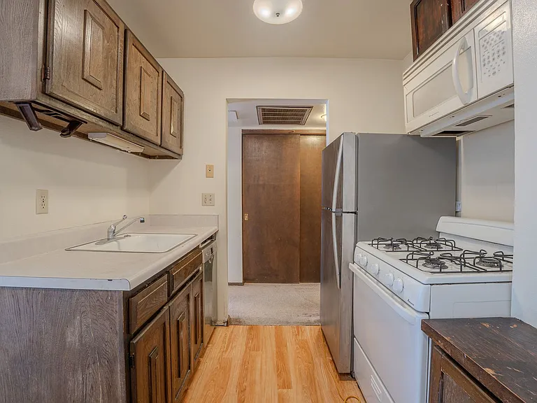 3055 N Oakland Ave — Photo 15