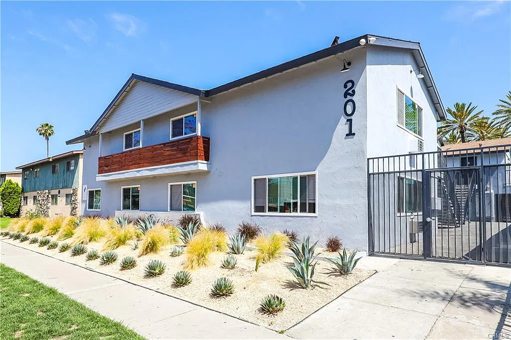 3 bed, 1300 sqft, $3,000 — Photo 1