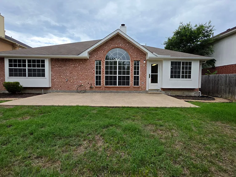 1268 Topeka Dr — Photo 33