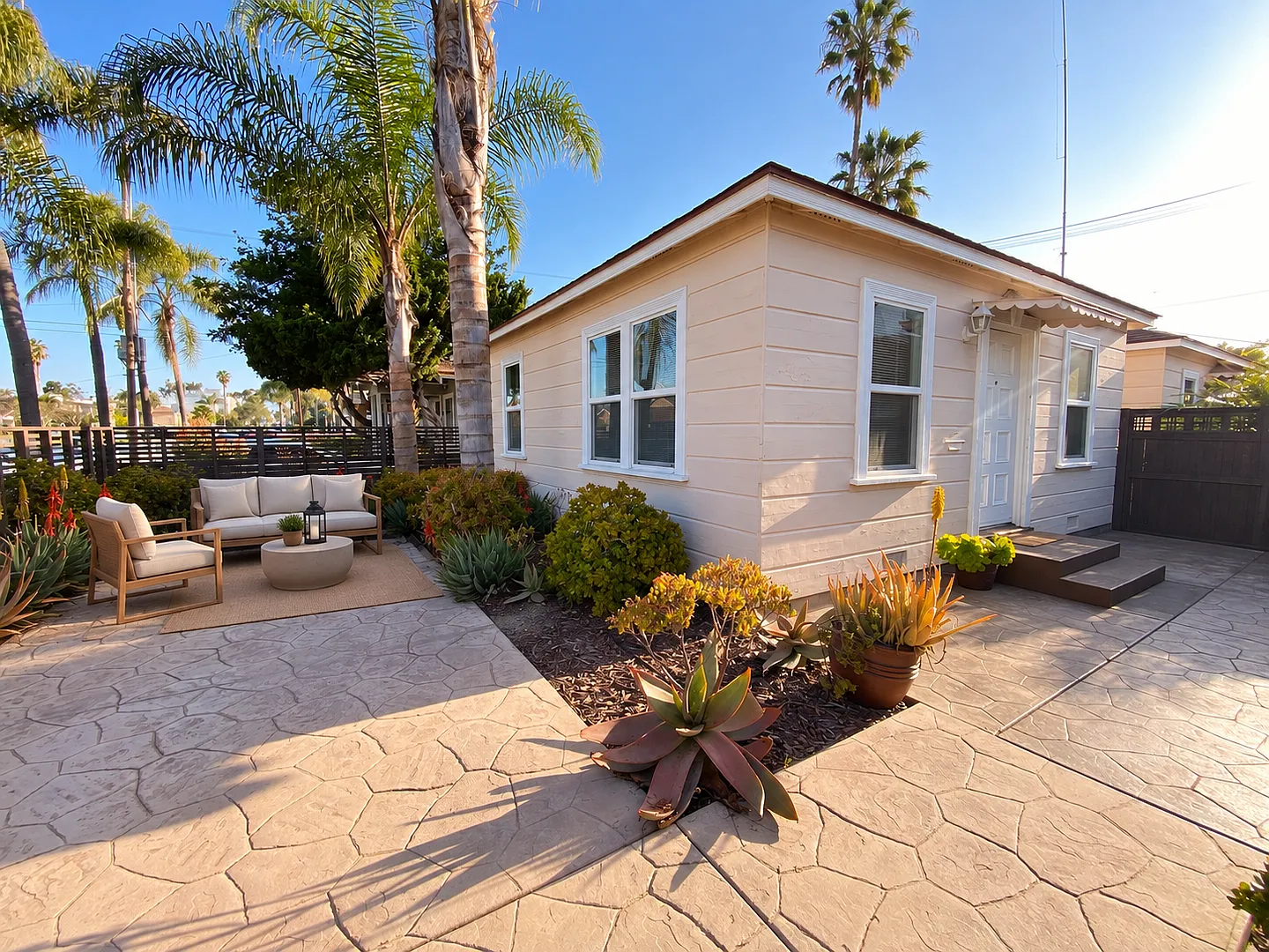 Large Exclusive Patio! Charming Bungalow With In Unit Washer And Dryer! Air Conditioning + Garage! — Photo 2