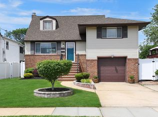 212 Nassau Ave, Freeport, NY 11520