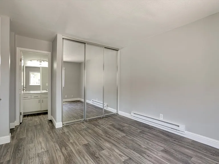 One Bedroom Bedroom to Bath