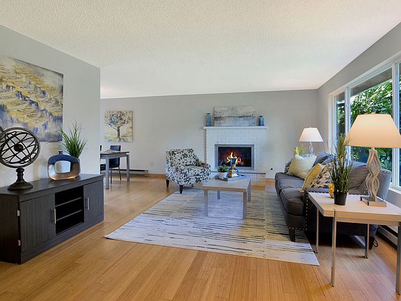 3rd image of 411 222nd Ave NE