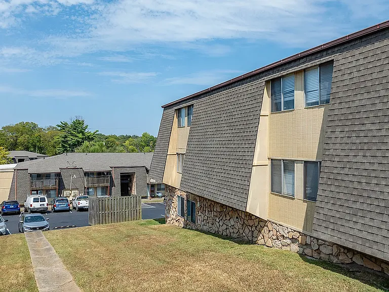 Hartford House Apartments — Photo 17