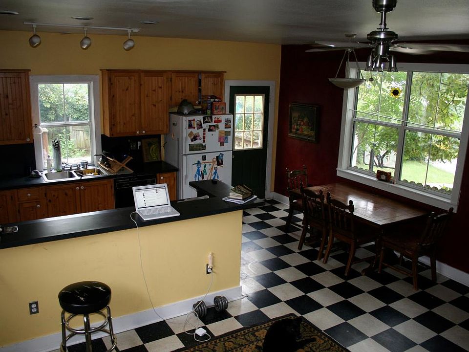2nd image of 156 E Meadow St