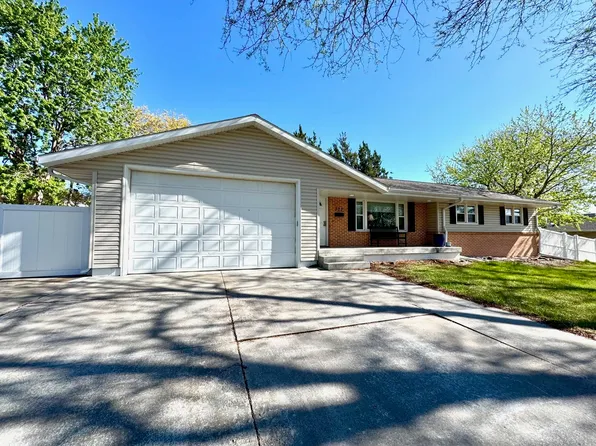 303 W 33rd St, Kearney, NE 68845