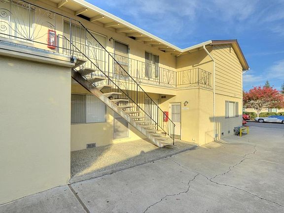 5th image of 3758 Underwood Dr