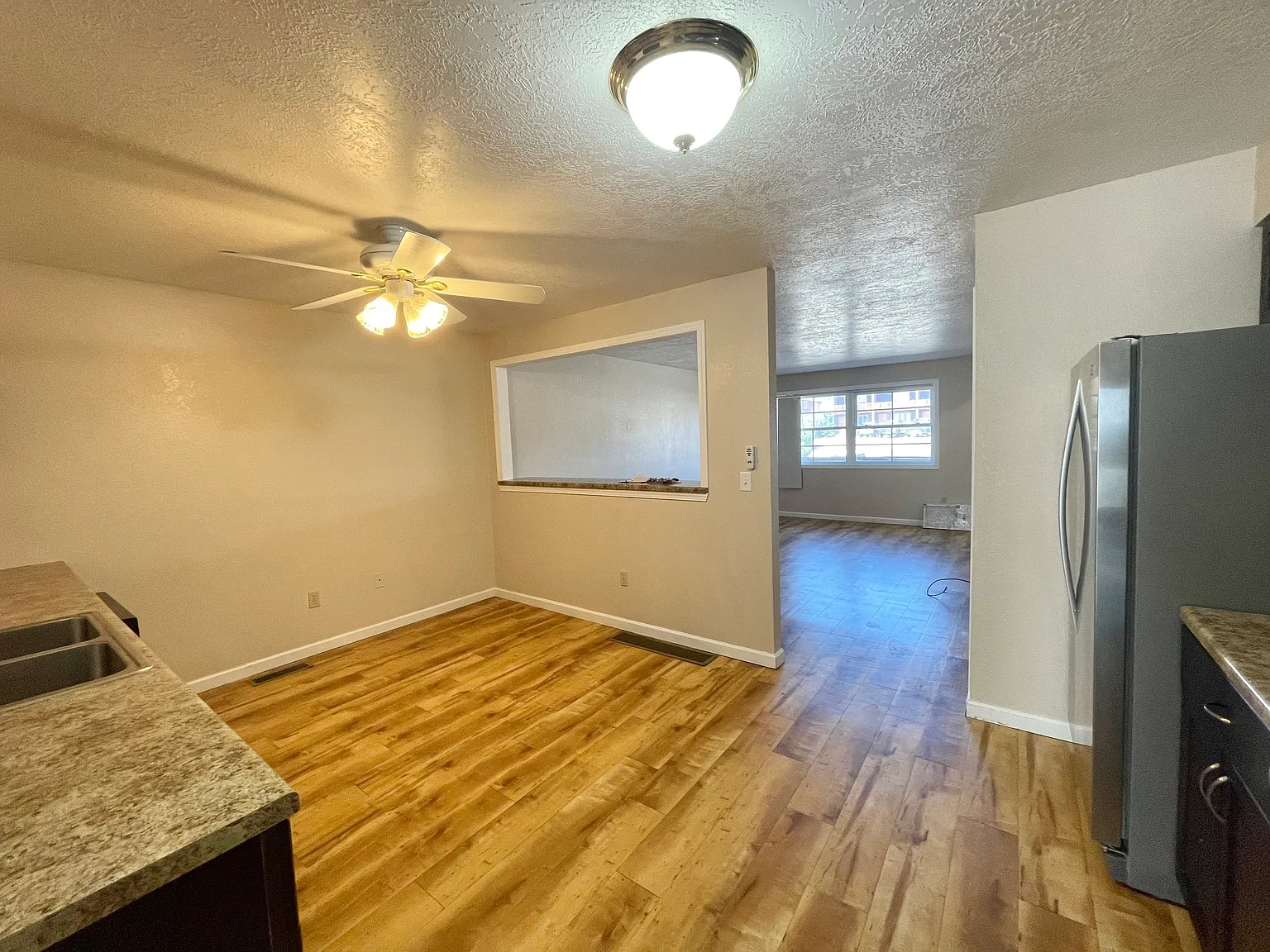 3 bed, 2.0 bath, 2400 sqft, $1,600 — Photo 4
