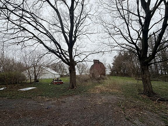 4th image of 656 N 6th Rd
