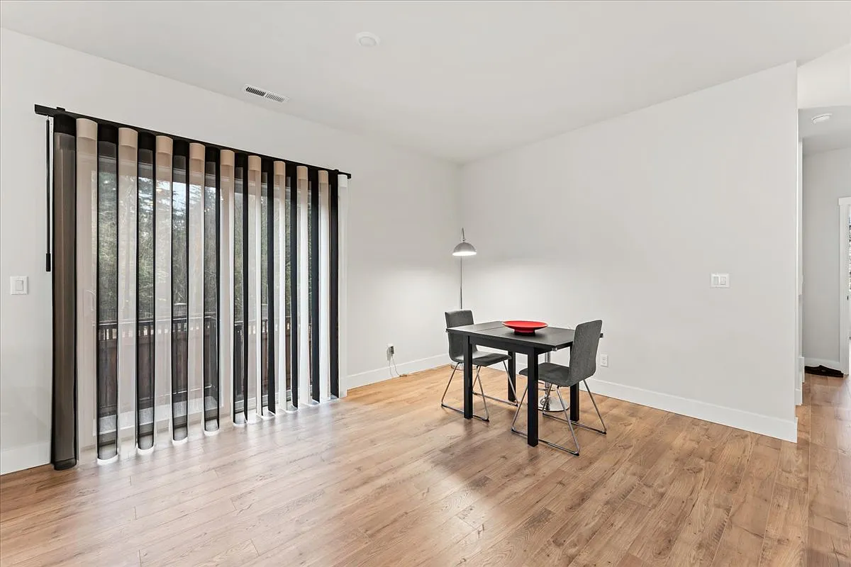 4 bed, 2364 sqft, $3,600 — Photo 2