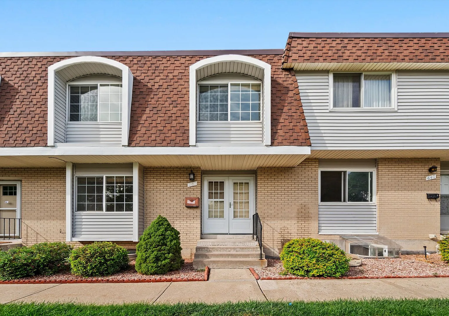Spacious 4 Bedroom 3 Bath Townhouse in Lakewood! — Photo 2