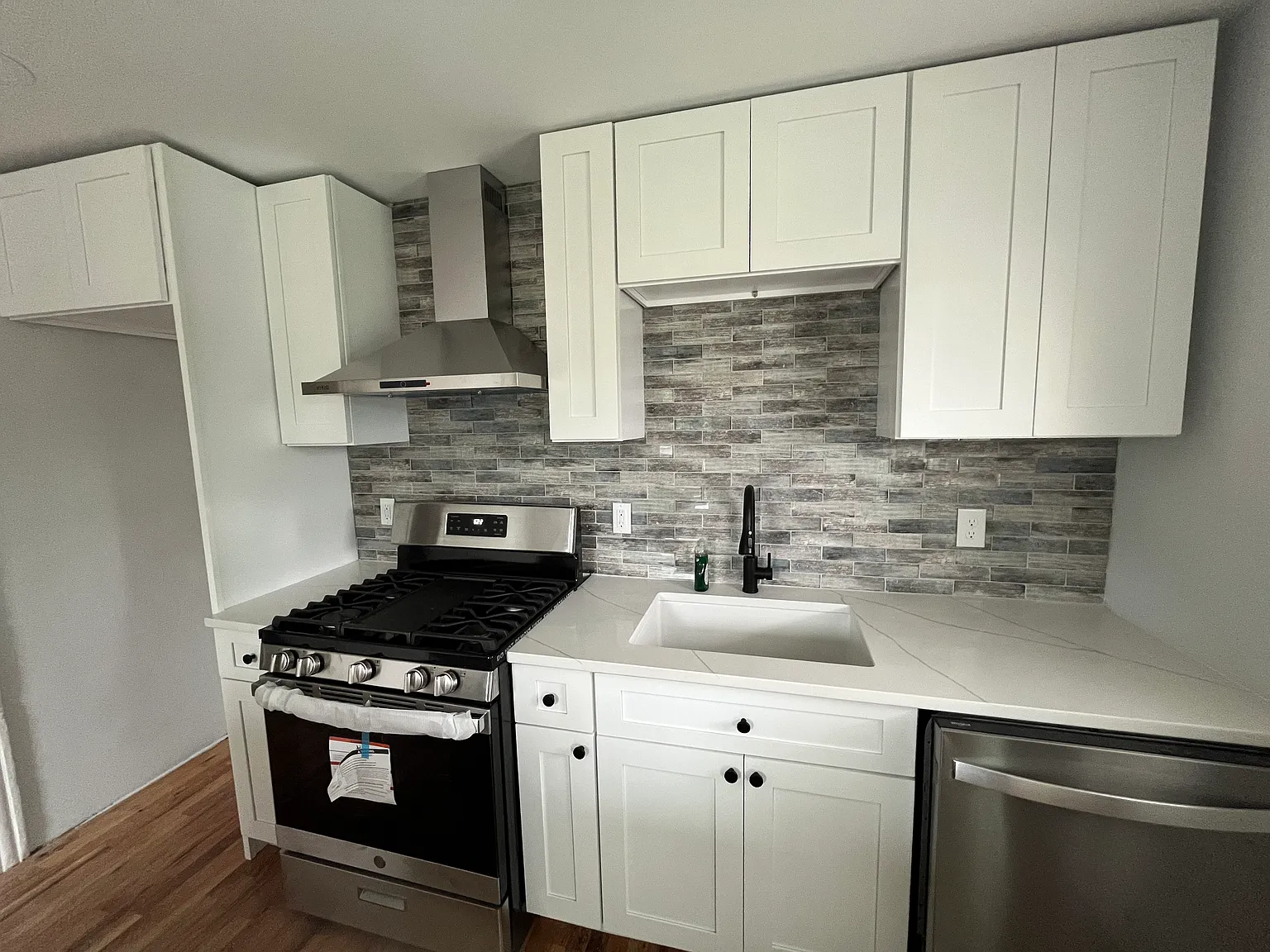 3 bed, 1100 sqft, $2,295 — Photo 2