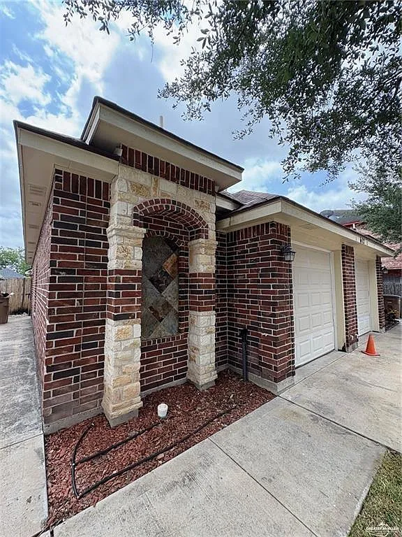 3 bed, 2.0 bath, 1250 sqft, $1,300 — Photo 2