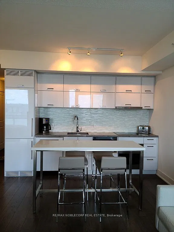 The Signature Residence — Photo 3