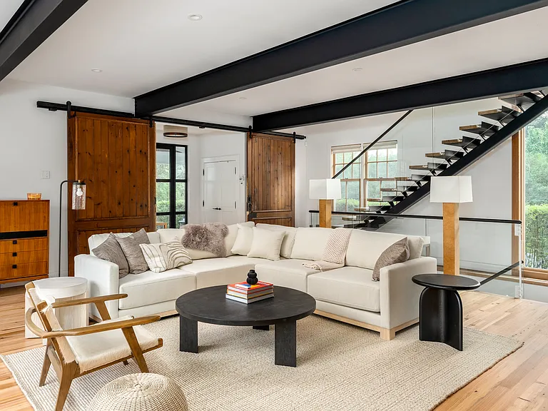 21 Mecox Ln — Photo 2
