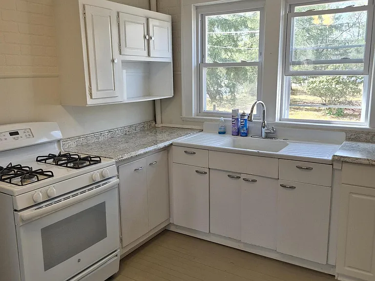 901 Beverly Ave — Photo 3