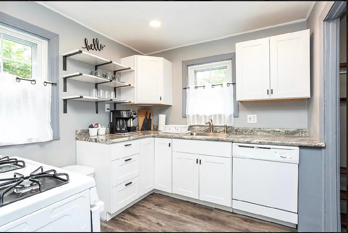 17613 Glenshire Ave — Photo 2