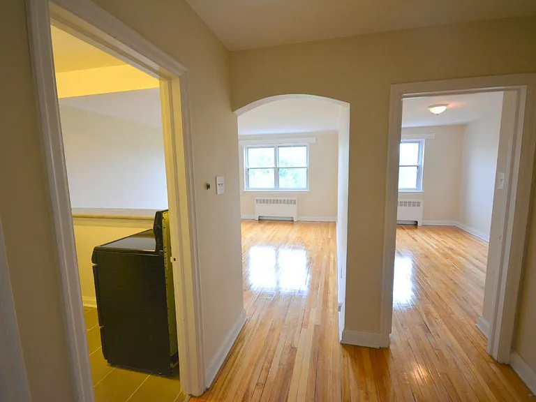 385 Besserer St — Photo 16
