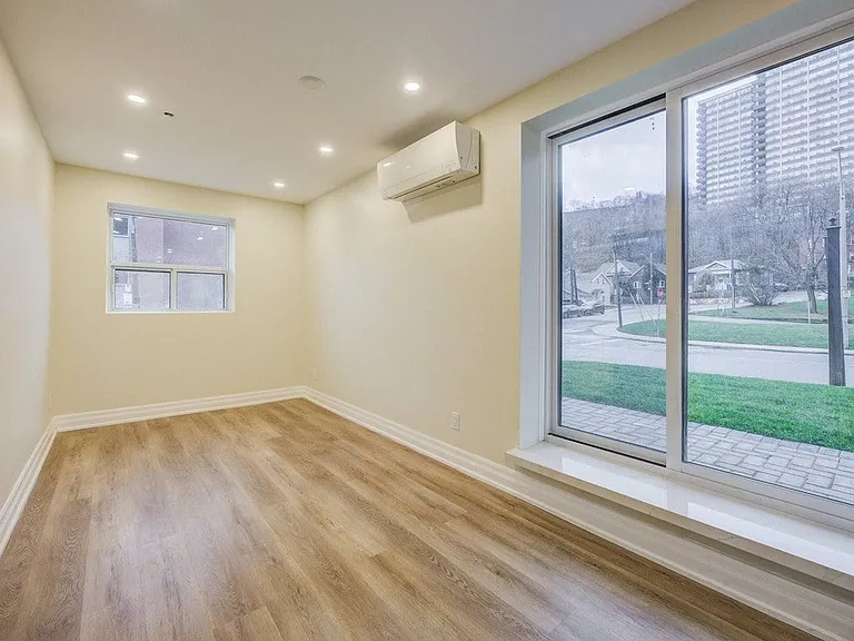 155 Charlton Ave E — Photo 11