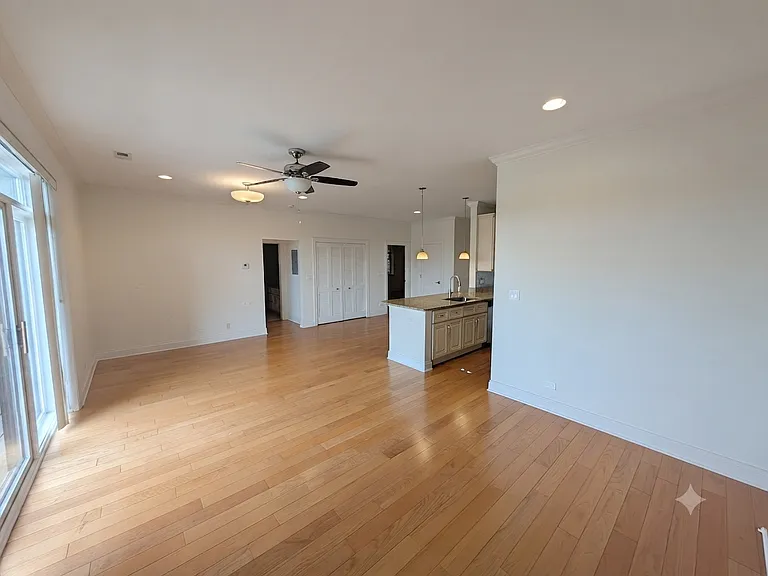 2352 W Byron St #301 — Photo 7