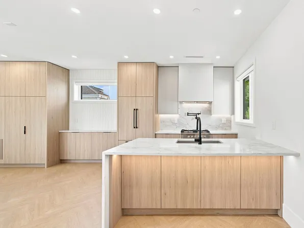 646 E 23rd Ave #3, Vancouver, BC V5V 1X8