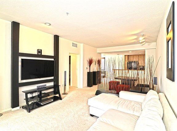 4th image of 160 S Hudson Ave Unit 220