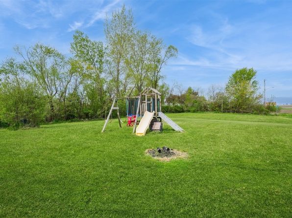 402/404 Root Dr, Blairstown, IA 52209