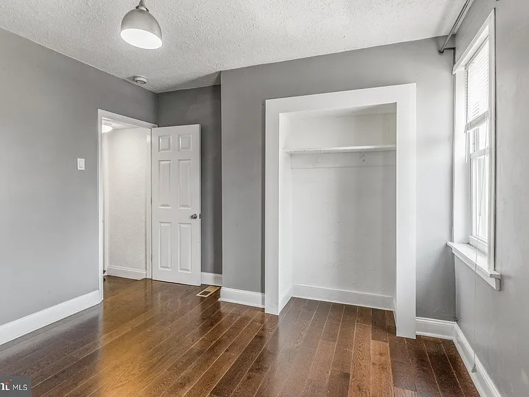 2564 Collins St — Photo 14